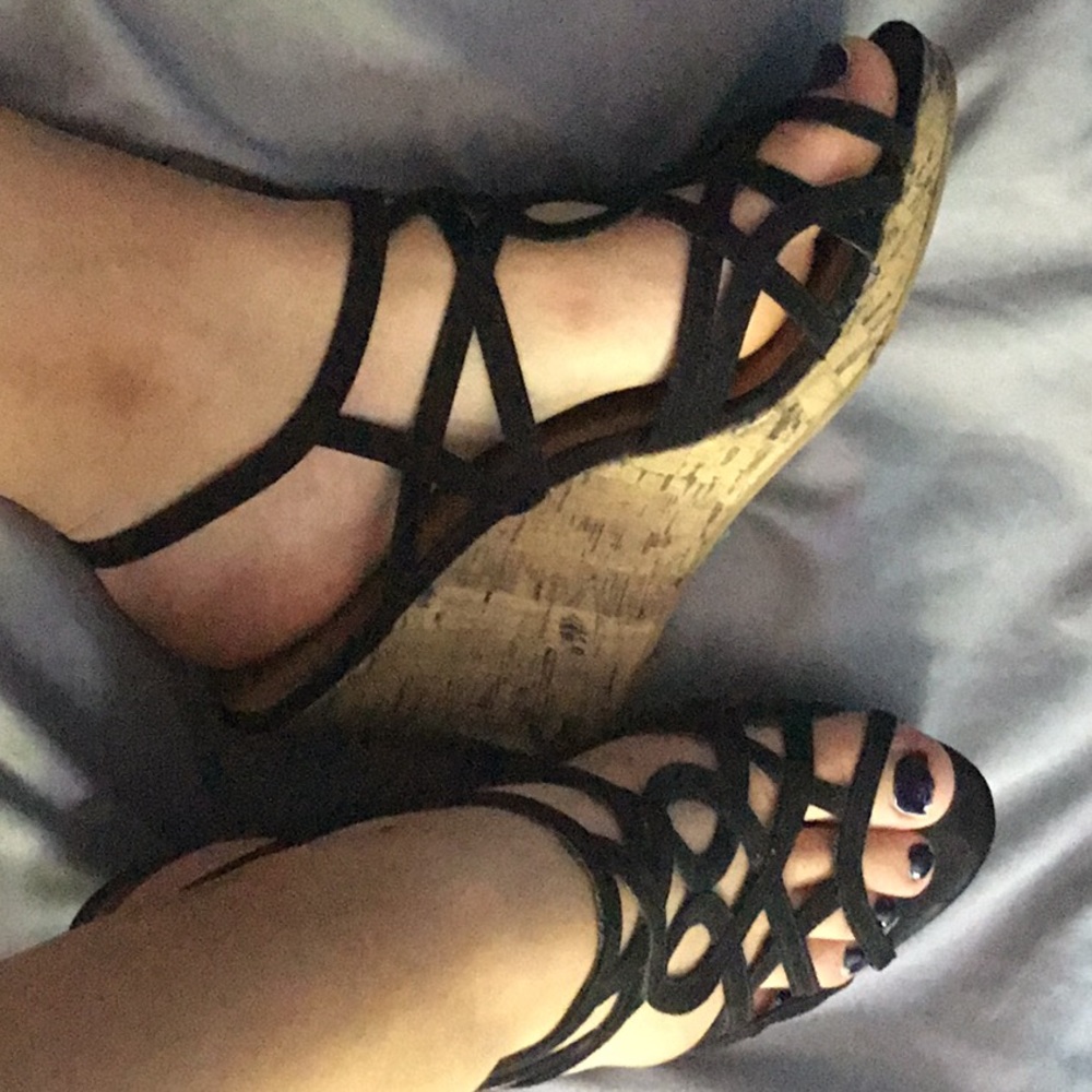 Black wedges